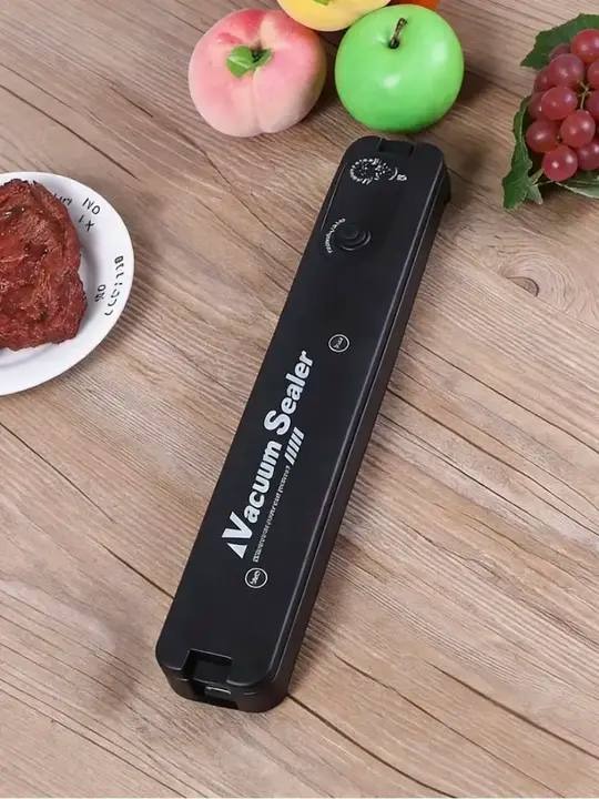 Вакууматор Vacuum Sealer на кухне для свежих фруктов, овощей и мяса
